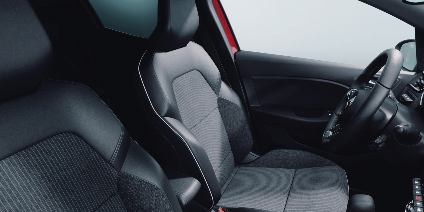 sièges intérieur voiture Mitsubishi Colt