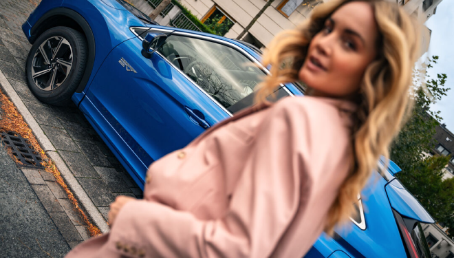 Femme devant un Mitsubishi bleu