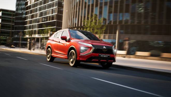 Eclipse cross Mitsubishi rouge sur route