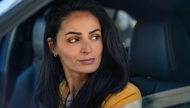 femme au volant d'une mitsubishi